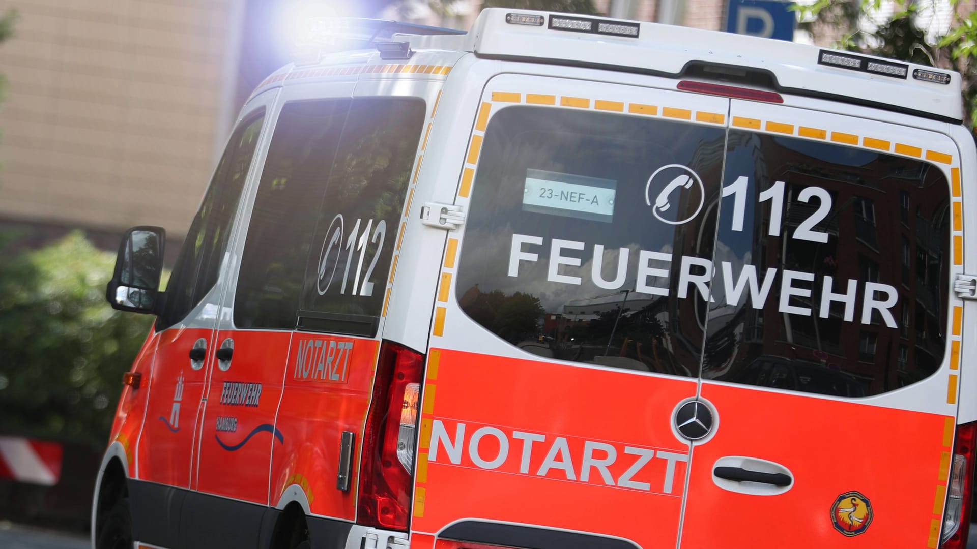 Notarzt fährt mit Blaulicht durch eine Straße (Symbolbild): Wie genau der Mann die Frau verletzt hat, ist noch unklar. Notarzt fährt mit Blaulicht durch eine Straße (Symbolbild): Wie genau der Mann die Frau verletzt hat, ist noch unklar.