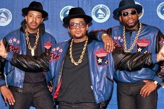 Die Rap-Gruppe Run-DMC (v.l.n.r.): Joseph "Run" Simmons, Darryl "DMC" McDaniels und Jason Mizell alias "Jam Master Jay" im März 1988.