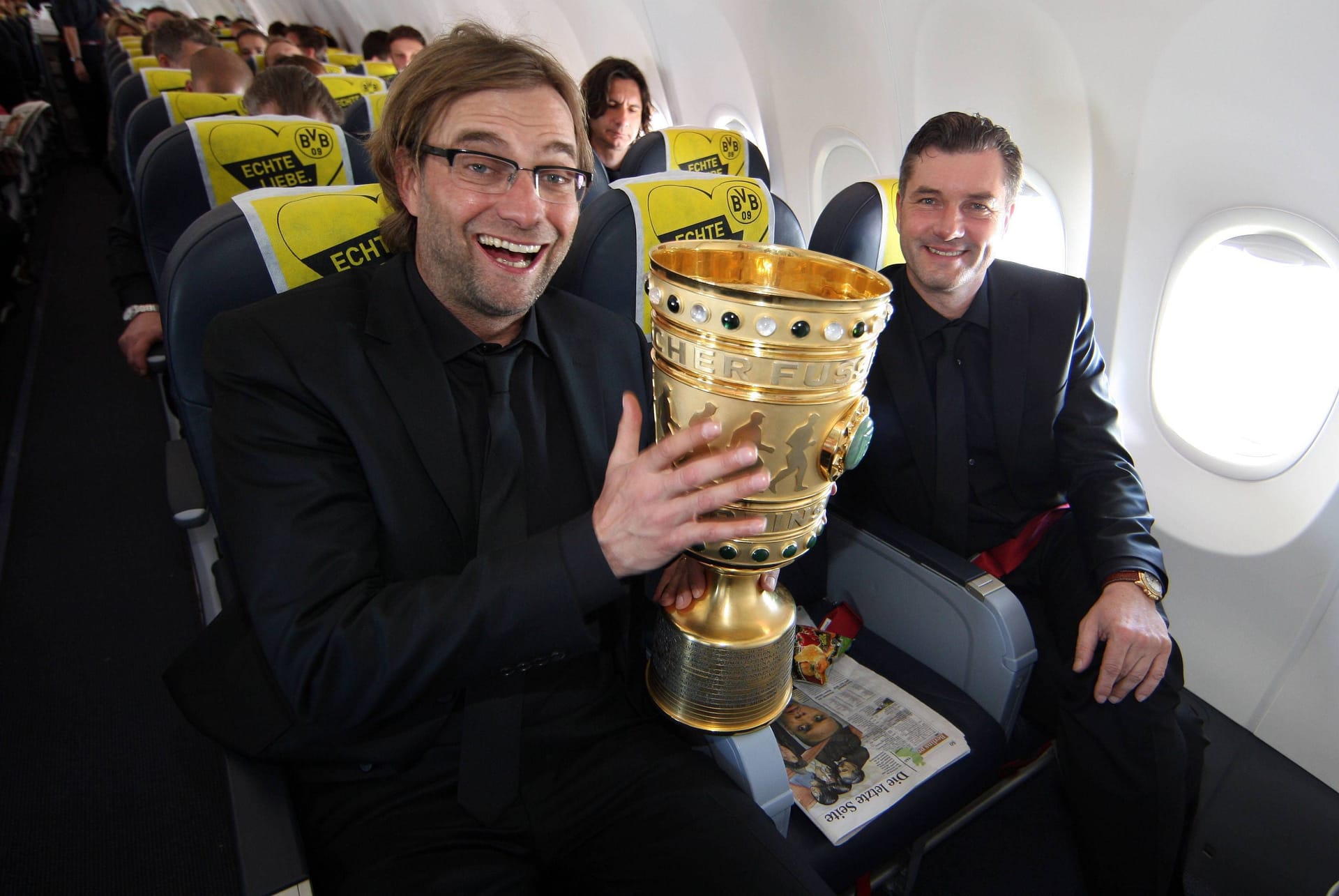 Ein Jahr später setzen Klopp und der BVB noch einen drauf. Den Dortmundern gelingt in der Bundesliga die Titelverteidigung. Dazu gewinnen sie auch noch den DFB-Pokal, demütigen im Finale den FC Bayern mit einem furiosen 5:2. Klopp ist nun als Trainer auch noch Double-Sieger.