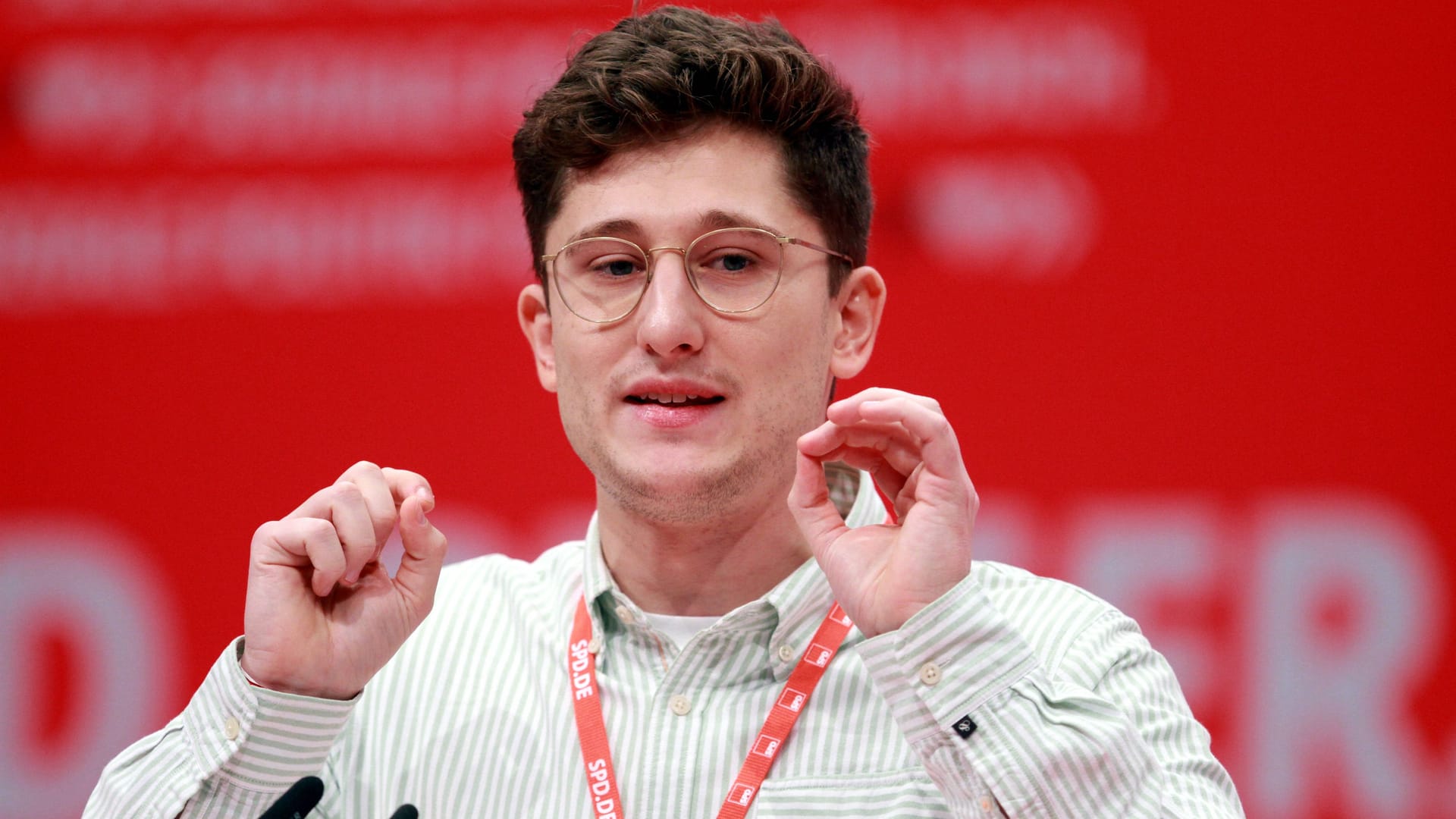 Philipp Türmer, Bundesvorsitzender der Jusos, greift den Kanzler an. Philipp Türmer, Bundesvorsitzender der Jusos, greift den Kanzler an.