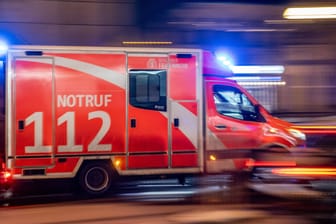 Rettungswagen in Berlin (Symbolfoto): In Neukölln ist ein Baby bei einem Unfall verletzt worden.