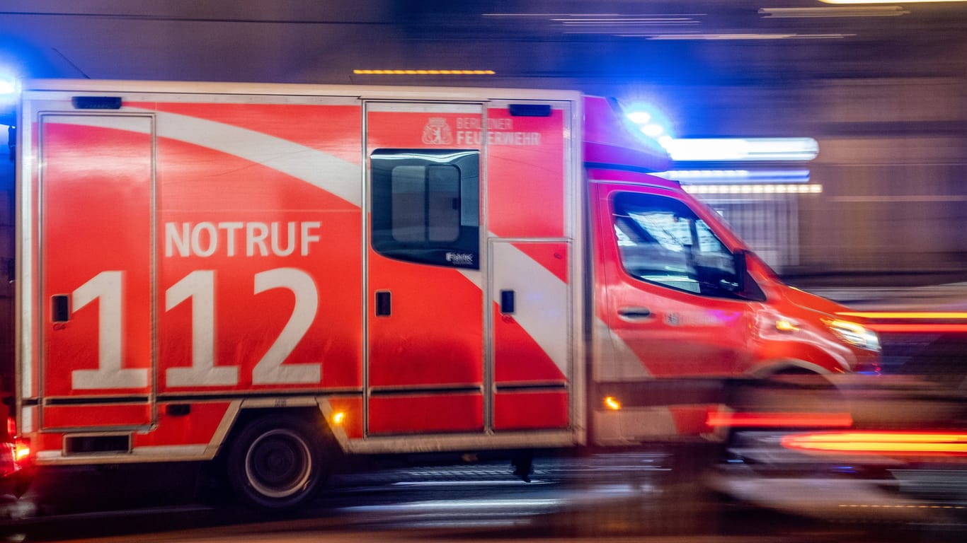 Rettungswagen in Berlin (Symbolfoto): In Neukölln ist ein Baby bei einem Unfall verletzt worden.