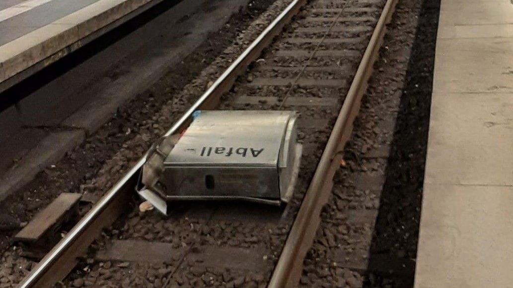 Mülltonne auf den Gleisen: S-Bahnen konnten dadurch zeitweise nicht weiterfahren. Mülltonne auf den Gleisen: S-Bahnen konnten dadurch zeitweise nicht weiterfahren.