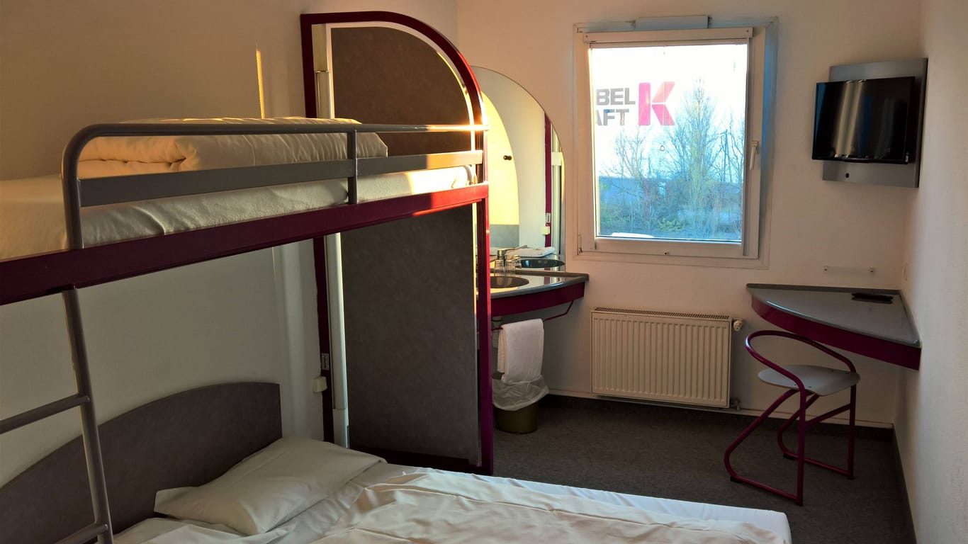 Ein Stockbett in einem Hotelzimmer (Symbolbild): Das Mädchen konnte sich nicht selbst aus der misslichen Lage befreien.
