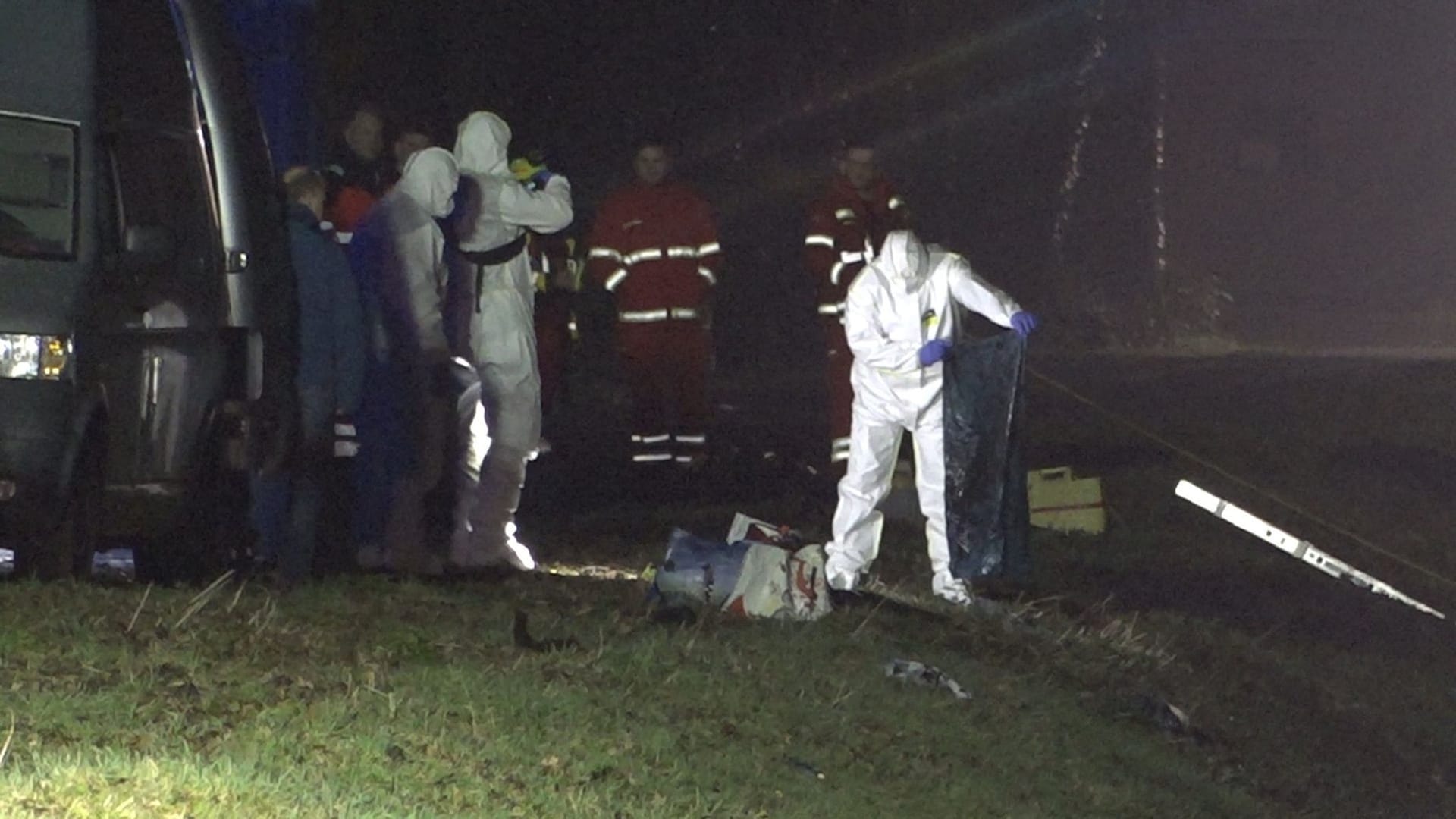 Menschen in Schutzanzügen arbeiten in der Nähe des Fundortes. Im Ems-Vechte-Kanal bei Nordhorn in Niedersachsen sind menschliche Überreste gefunden worden.