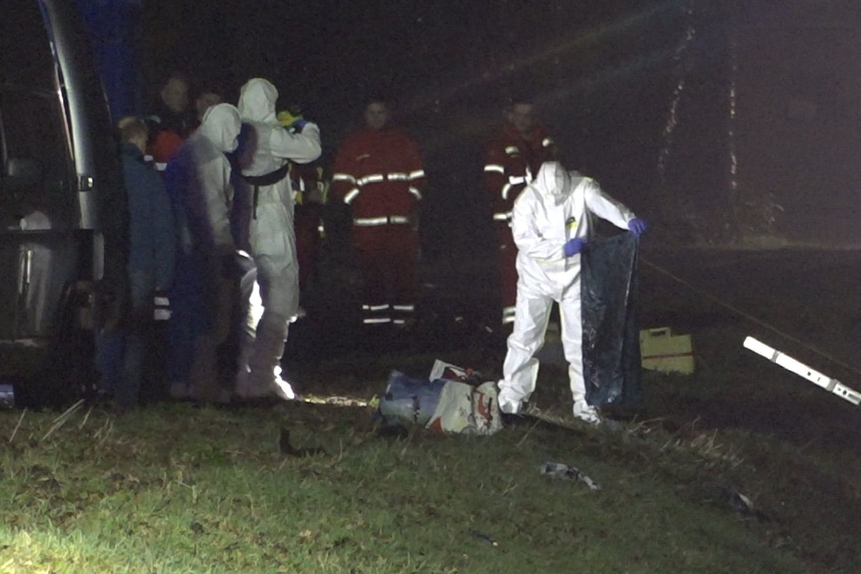 Menschen in Schutzanzügen arbeiten in der Nähe des Fundortes. Im Ems-Vechte-Kanal bei Nordhorn in Niedersachsen sind menschliche Überreste gefunden worden.