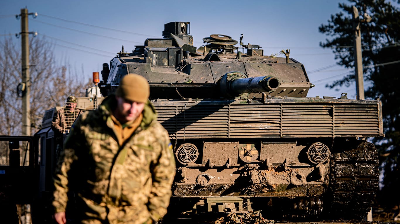 Ein ukrainischer Soldat stehen vor einem Leopard-2-Panzer: Ein solcher Hightech-Panzer aus Deutschland soll nun den Russen in die Hände gefallen sein.