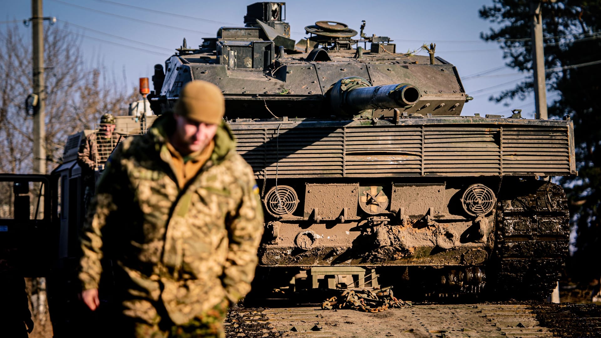 Ein ukrainischer Soldat stehen vor einem Leopard-2-Panzer: Ein solcher Hightech-Panzer aus Deutschland soll nun den Russen in die Hände gefallen sein.