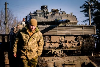 Ein ukrainischer Soldat stehen vor einem Leopard-2-Panzer: Ein solcher Hightech-Panzer aus Deutschland soll nun den Russen in die Hände gefallen sein.