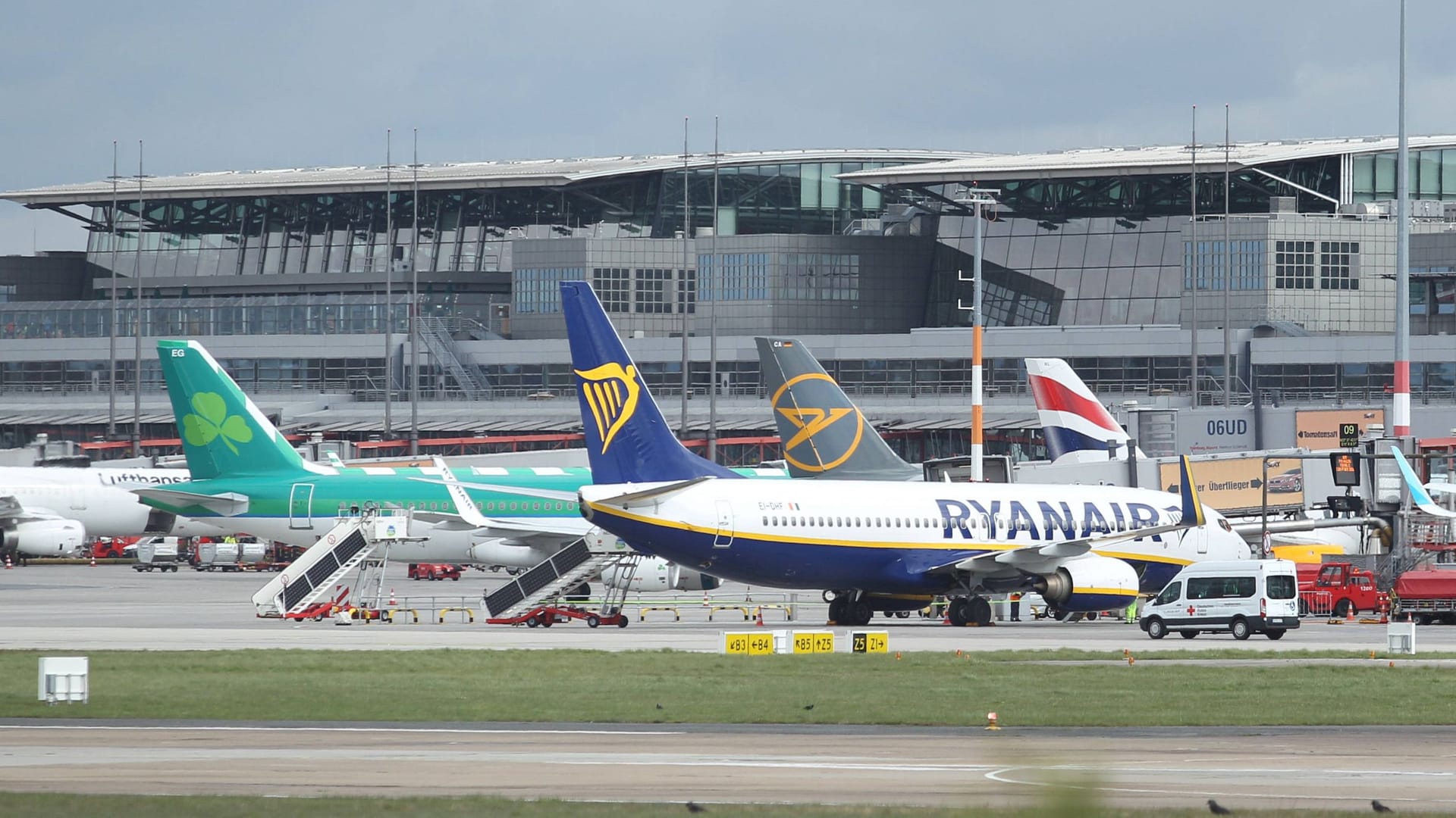 Flugzeuge stehen am Hamburger Flughafen (Symbolbild): Ab Sommer fliegt eine neue Fluggesellschaft nach Fuhlsbüttel.