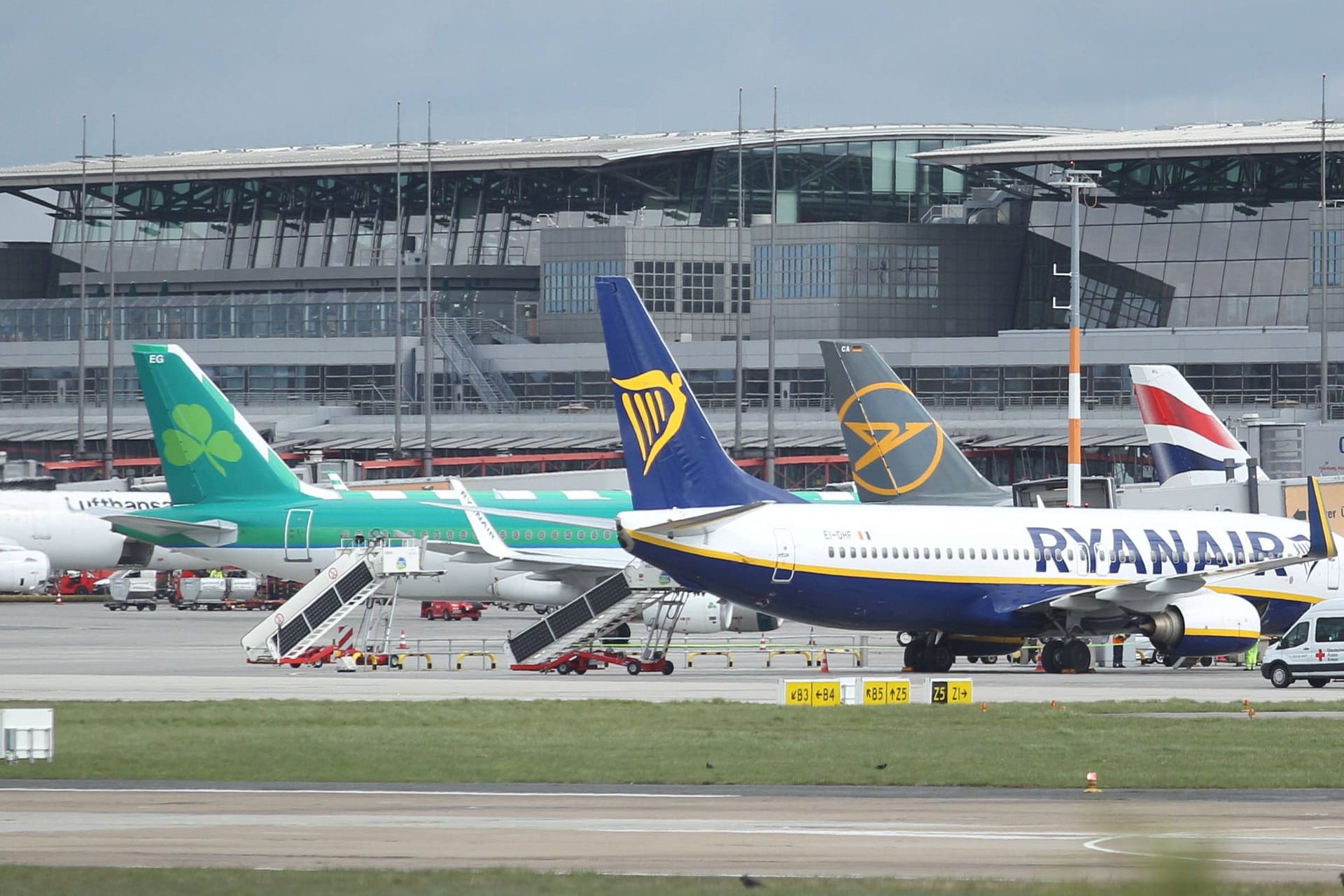 Flugzeuge stehen am Hamburger Flughafen (Symbolbild): Ab Sommer fliegt eine neue Fluggesellschaft nach Fuhlsbüttel.