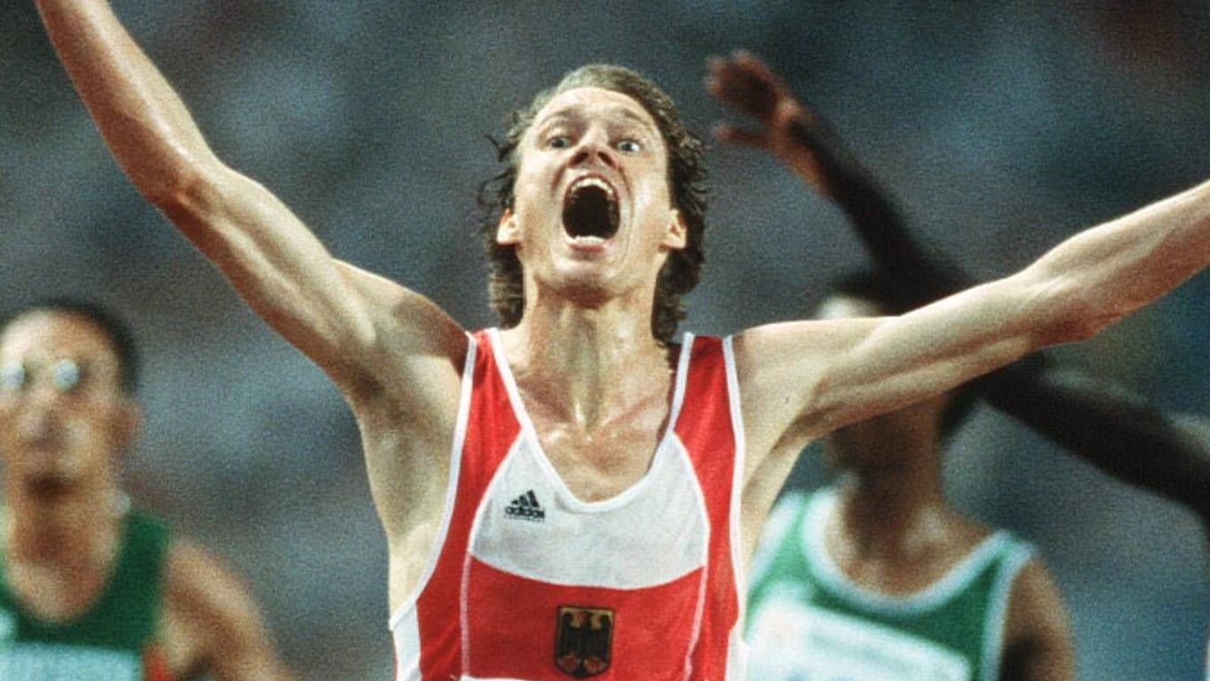 Ausgebreitete Arme und weit offener Mund: Dieter Baumann gewann bei den Olympischen Spielen 1992 überraschend die Goldmedaille.