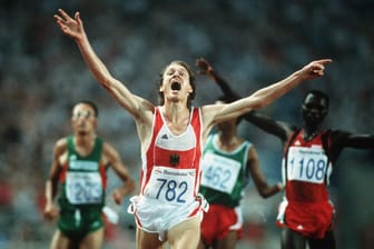 Ausgebreitete Arme und weit offener Mund: Dieter Baumann gewann bei den Olympischen Spielen 1992 überraschend die Goldmedaille.