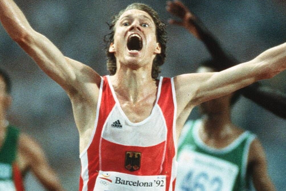 Ausgebreitete Arme und weit offener Mund: Dieter Baumann gewann bei den Olympischen Spielen 1992 überraschend die Goldmedaille.