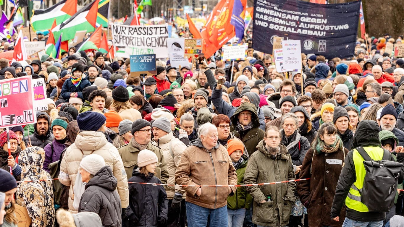 25.02.2024, Hamburg: Tausende Menschen haben sich zu einer Demonstrationen gegen rechts versammelt.