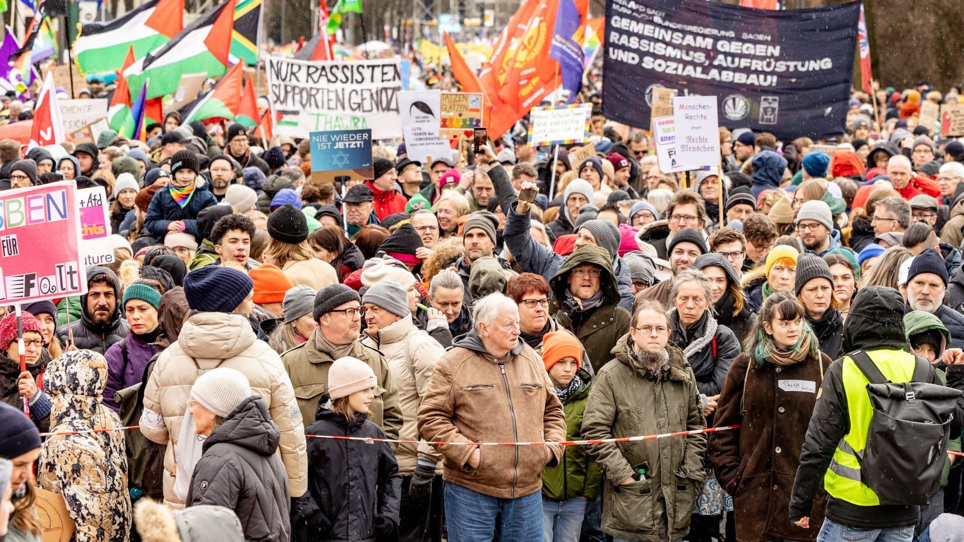 25.02.2024, Hamburg: Tausende Menschen haben sich zu einer Demonstrationen gegen rechts versammelt. 25.02.2024, Hamburg: Tausende Menschen haben sich zu einer Demonstrationen gegen rechts versammelt.