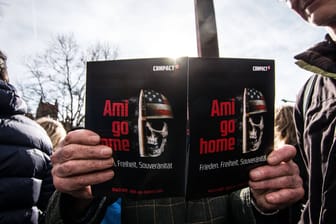 Bei einer AfD-Demonstration halten Protestierende eine Ausgabe des "Compact"-Magazins hoch (Archivbild).
