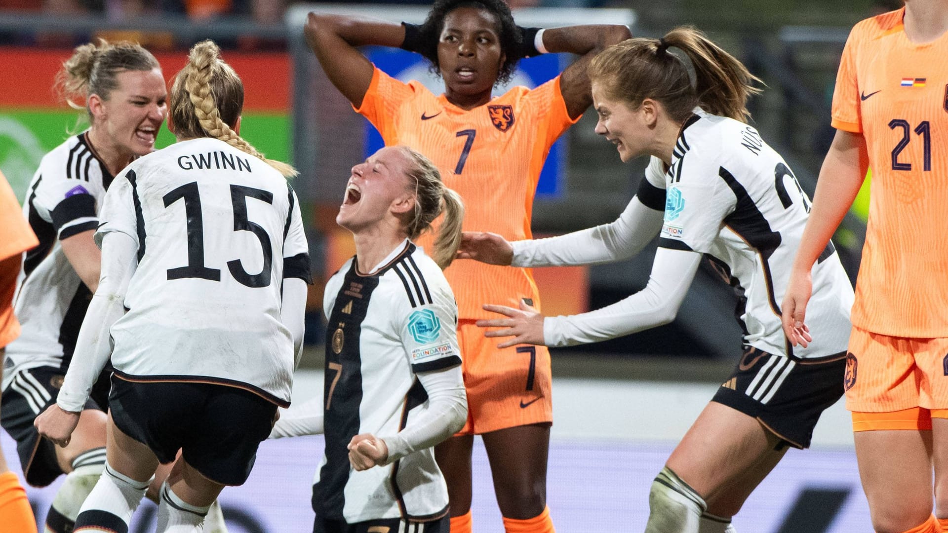 Emotionen pur: Lea Schüller (m.) jubelt über ihren Treffer gegen die Niederlande. Ihre Teamkolleginnen beglückwünschen sie.