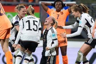 Emotionen pur: Lea Schüller (m.) jubelt über ihren Treffer gegen die Niederlande. Ihre Teamkolleginnen beglückwünschen sie.