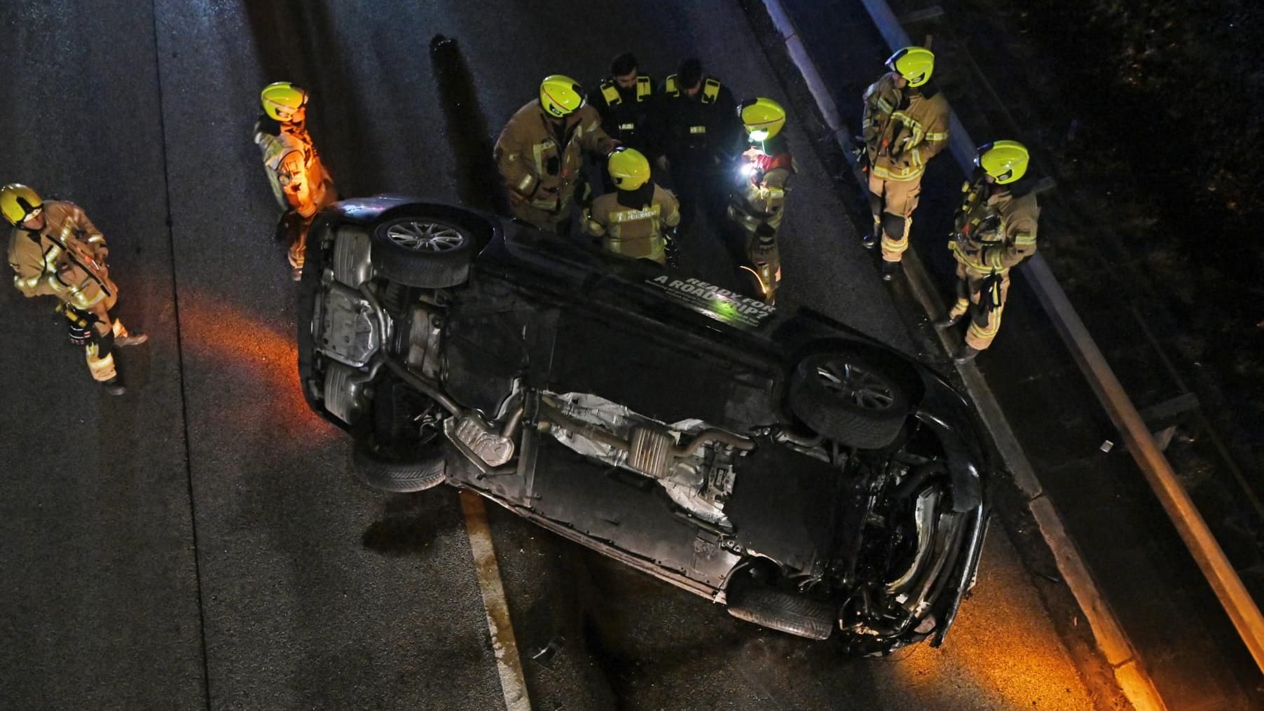 Ein Auto liegt auf der Seite: Auf der A100 ist es am Samstagmorgen kurz nach 2 Uhr zu einem Unfall gekommen.