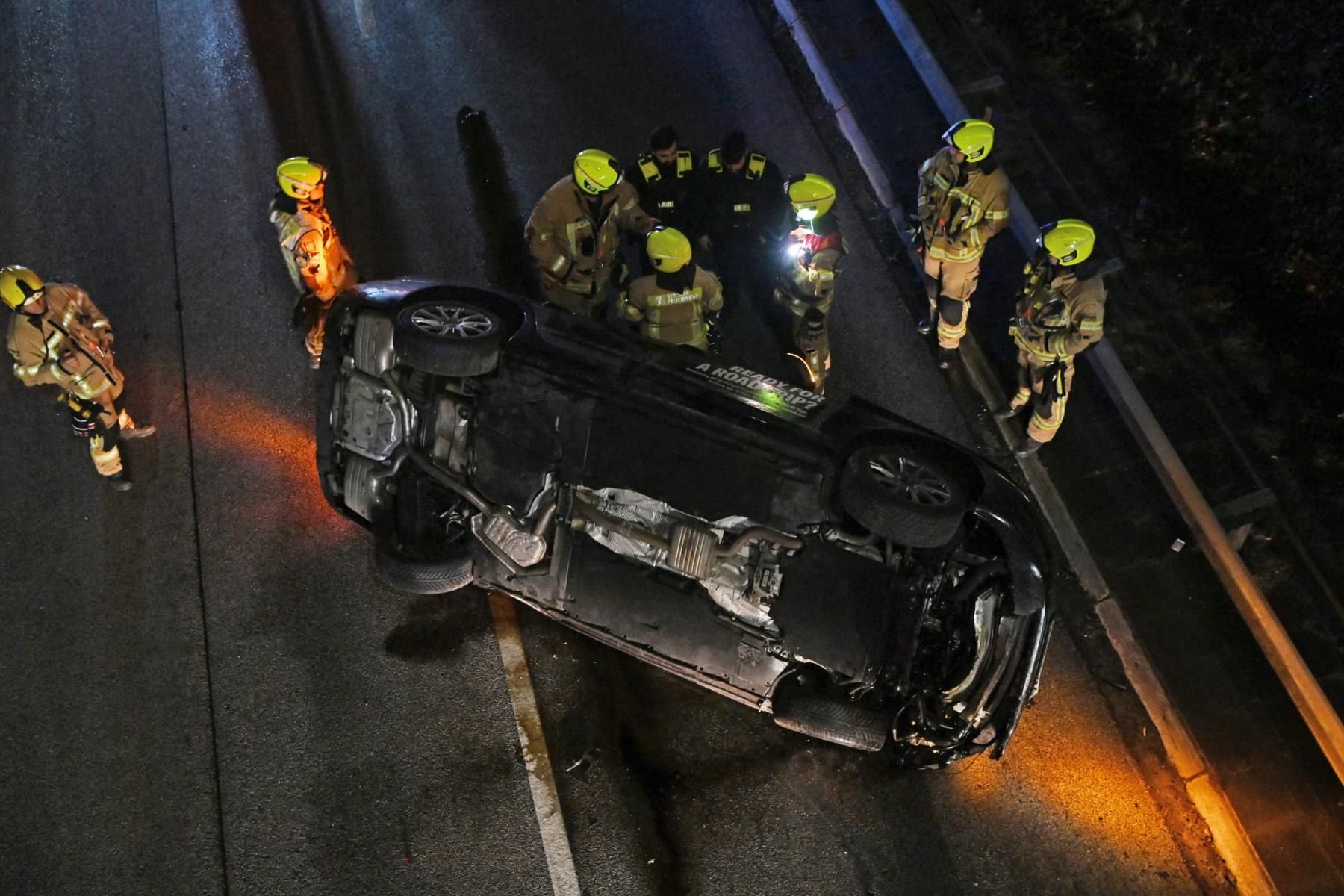 Ein Auto liegt auf der Seite: Auf der A100 ist es am Samstagmorgen kurz nach 2 Uhr zu einem Unfall gekommen.