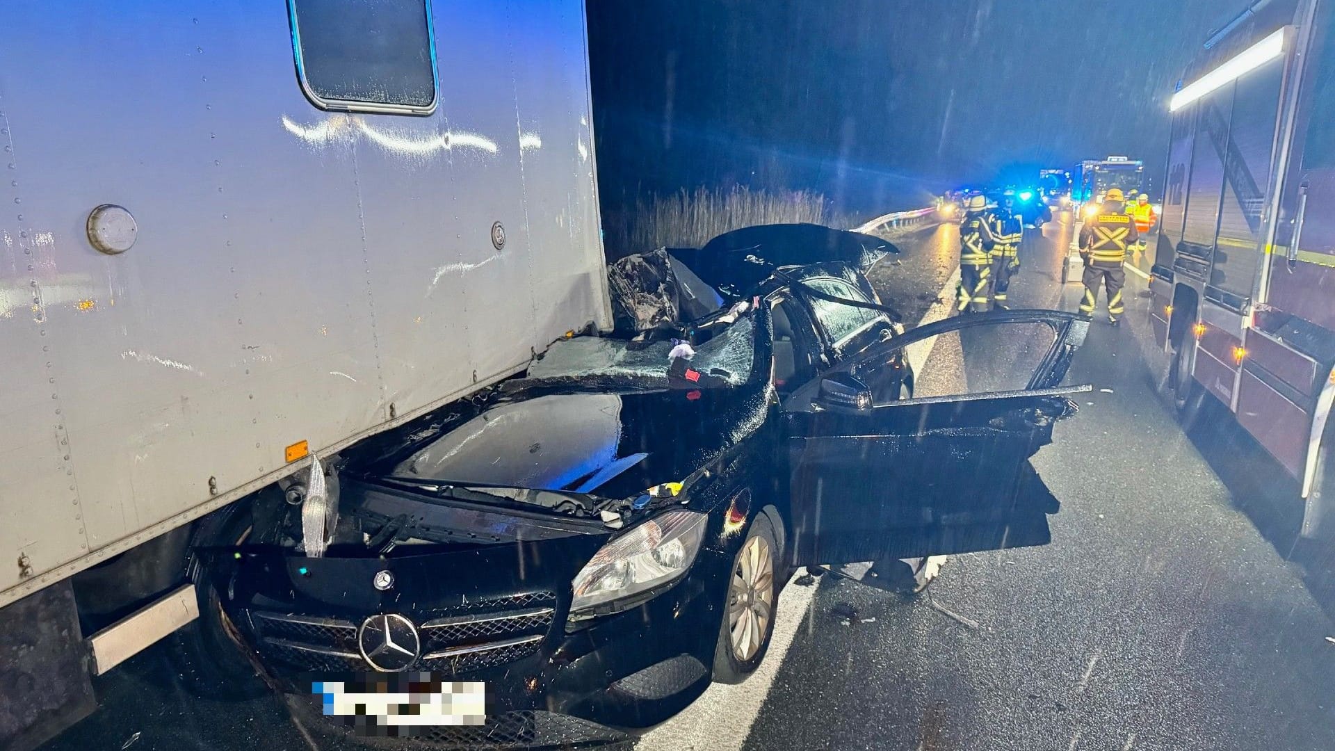 Unfallstelle auf der A9 am Abend: Die Strecke in Richtung Süden musste gesperrt werden.