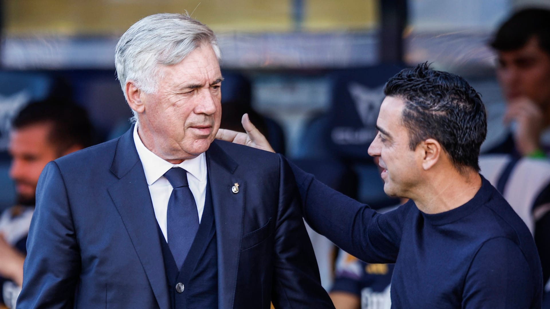 Carlo Ancelotti und Xavi Hernández (r.): Die beiden Trainer sind derzeit offenbar nicht gut aufeinander zu sprechen.