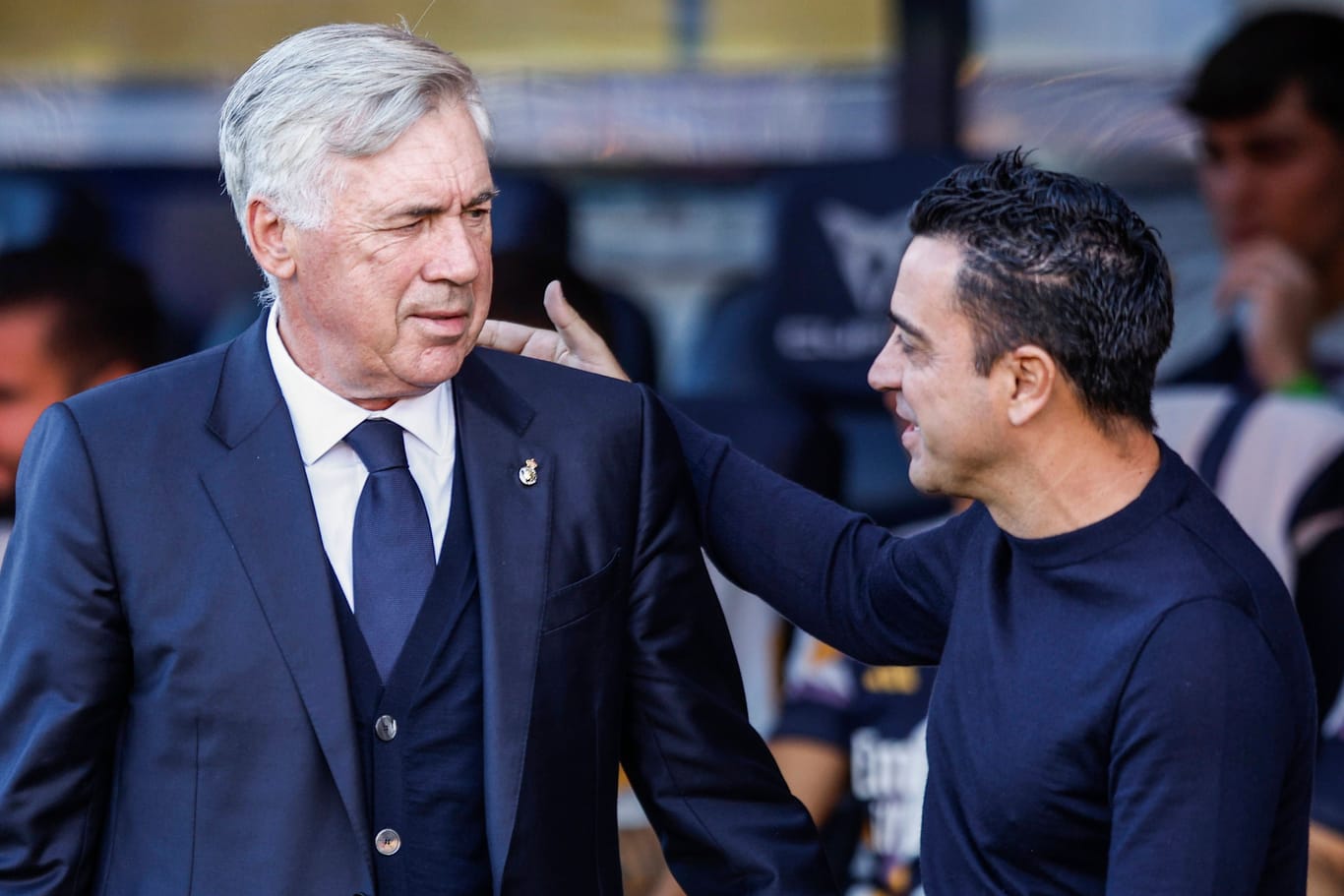 Carlo Ancelotti und Xavi Hernández (r.): Die beiden Trainer sind derzeit offenbar nicht gut aufeinander zu sprechen.
