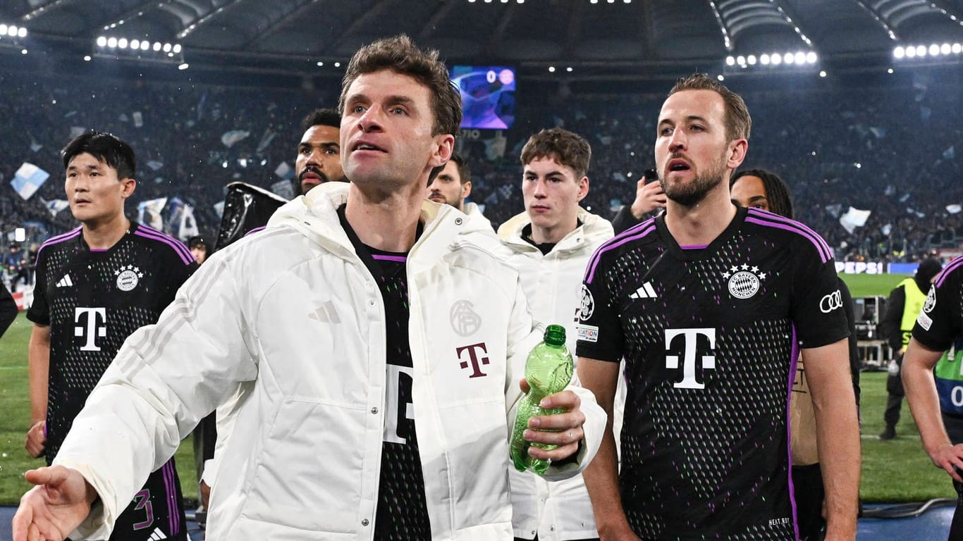 Die Bayern-Spieler stehen vor den Fans: Die Stimmung in München ist angespannt.