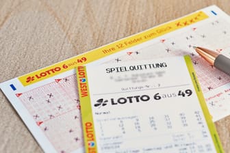 Ein Lottoschein liegt auf einem Tisch (Symbolfoto): Ein weiterer Spieler räumte ebenfalls einen Gewinn in Millionenhöhe ab.