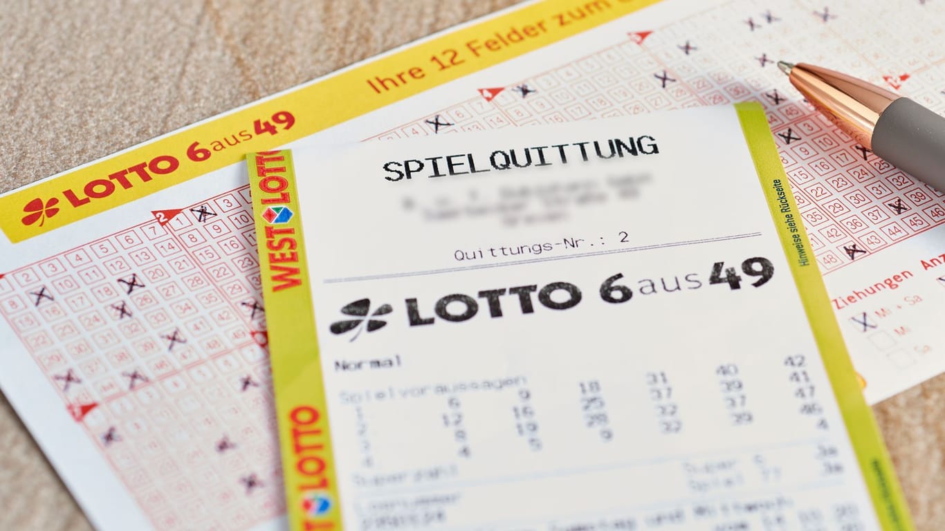 Ein Lottoschein liegt auf einem Tisch (Symbolfoto): Ein weiterer Spieler räumte ebenfalls einen Gewinn in Millionenhöhe ab.