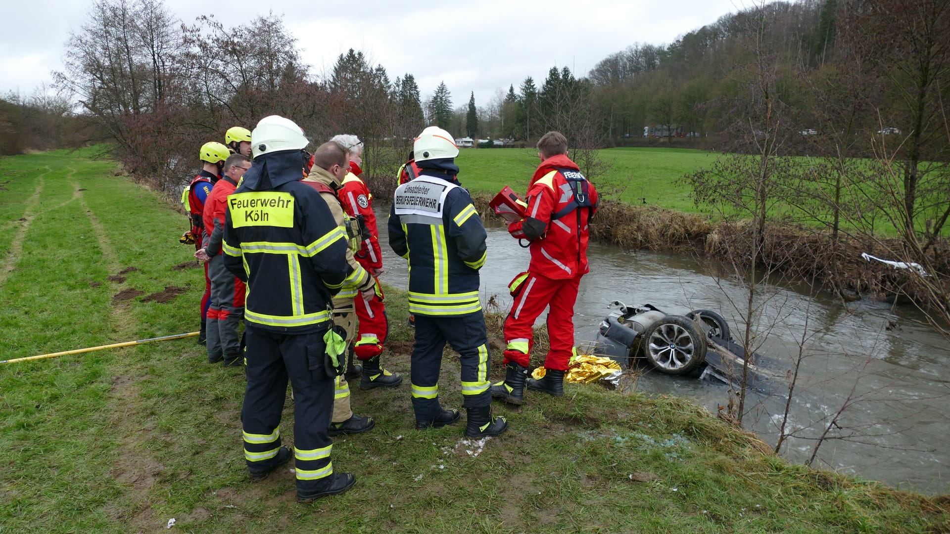 Einsatzkräfte der Feuerwehr Siegburg und Köln bargen am Sonntag das Auto aus dem Fluss.