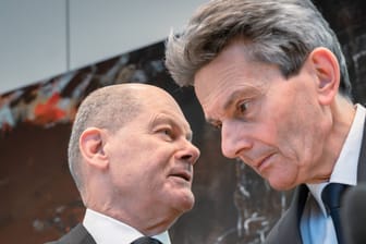 Kanzler Scholz und SPD-Fraktionschef Mützenich: Der Ukraine-Antrag der Ampelparteien stellt keine Gefahr für den Kanzler da.