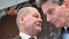 Kanzler Scholz und SPD-Fraktionschef Mützenich: Der Ukraine-Antrag der Ampelparteien stellt keine Gefahr für den Kanzler da.