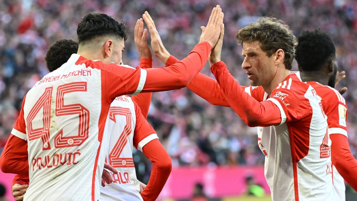Aleksandar Pavlovic (l.) und Thomas Müller: Die beiden Bayern-Profis waren beim 3:1 gegen Gladbach die Matchwinner.