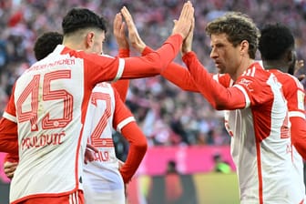 Aleksandar Pavlovic (l.) und Thomas Müller: Die beiden Bayern-Profis waren beim 3:1 gegen Gladbach die Matchwinner.