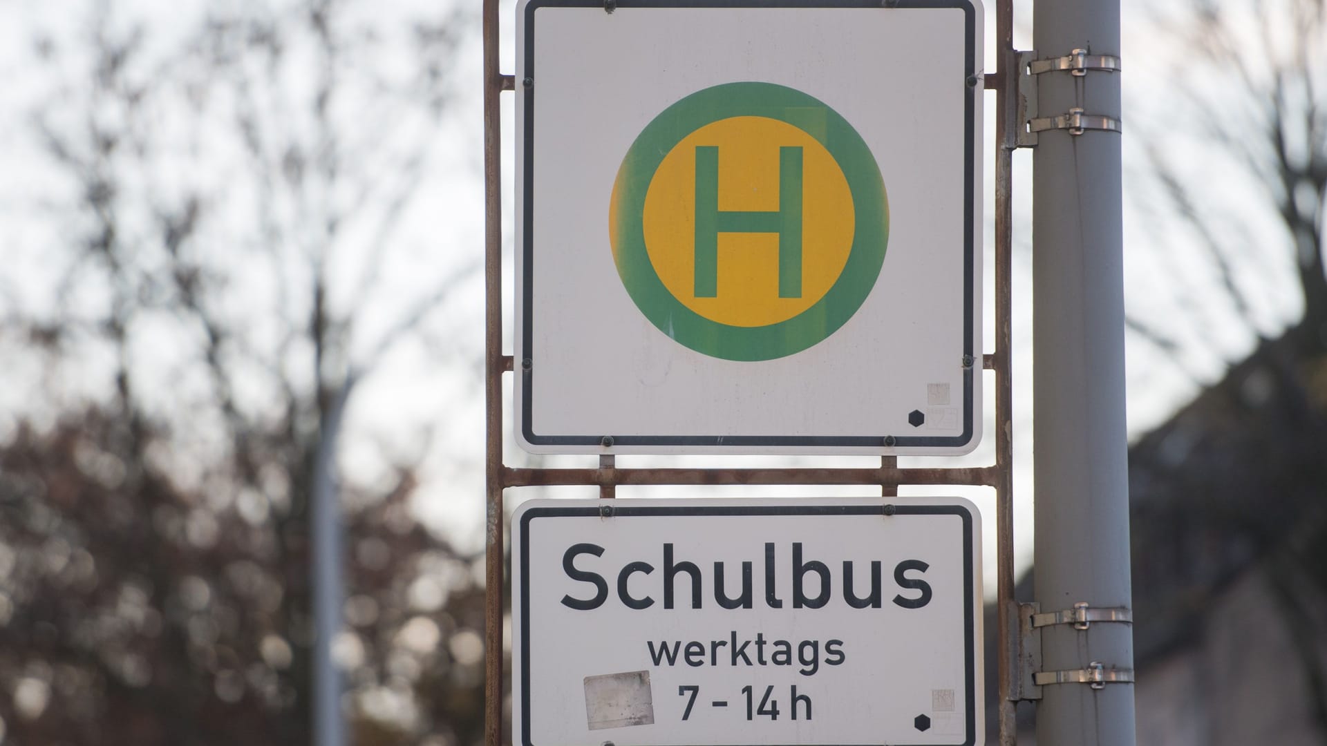 Ein Schild weist auf die Haltestelle eines Schulbusses hin (Symbolbild): Der Junge war aus noch unbekannter Ursache vor den Schulbus gefallen.