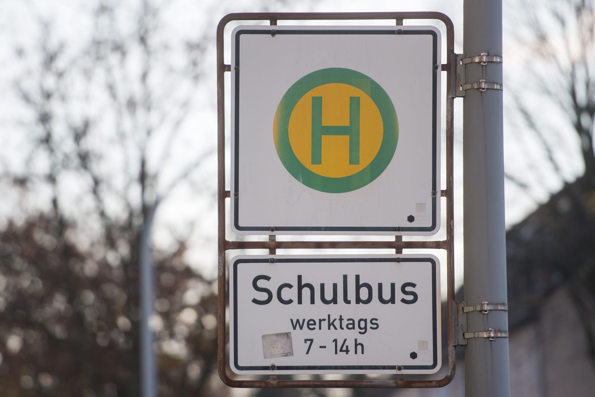 Ein Schild weist auf die Haltestelle eines Schulbusses hin (Symbolbild): Der Junge war aus noch unbekannter Ursache vor den Schulbus gefallen.