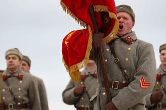 Russland: Darsteller in historischen Uniformen stellen anlässlich des 81. Jahrestages die Schlacht von Stalingrad nach.