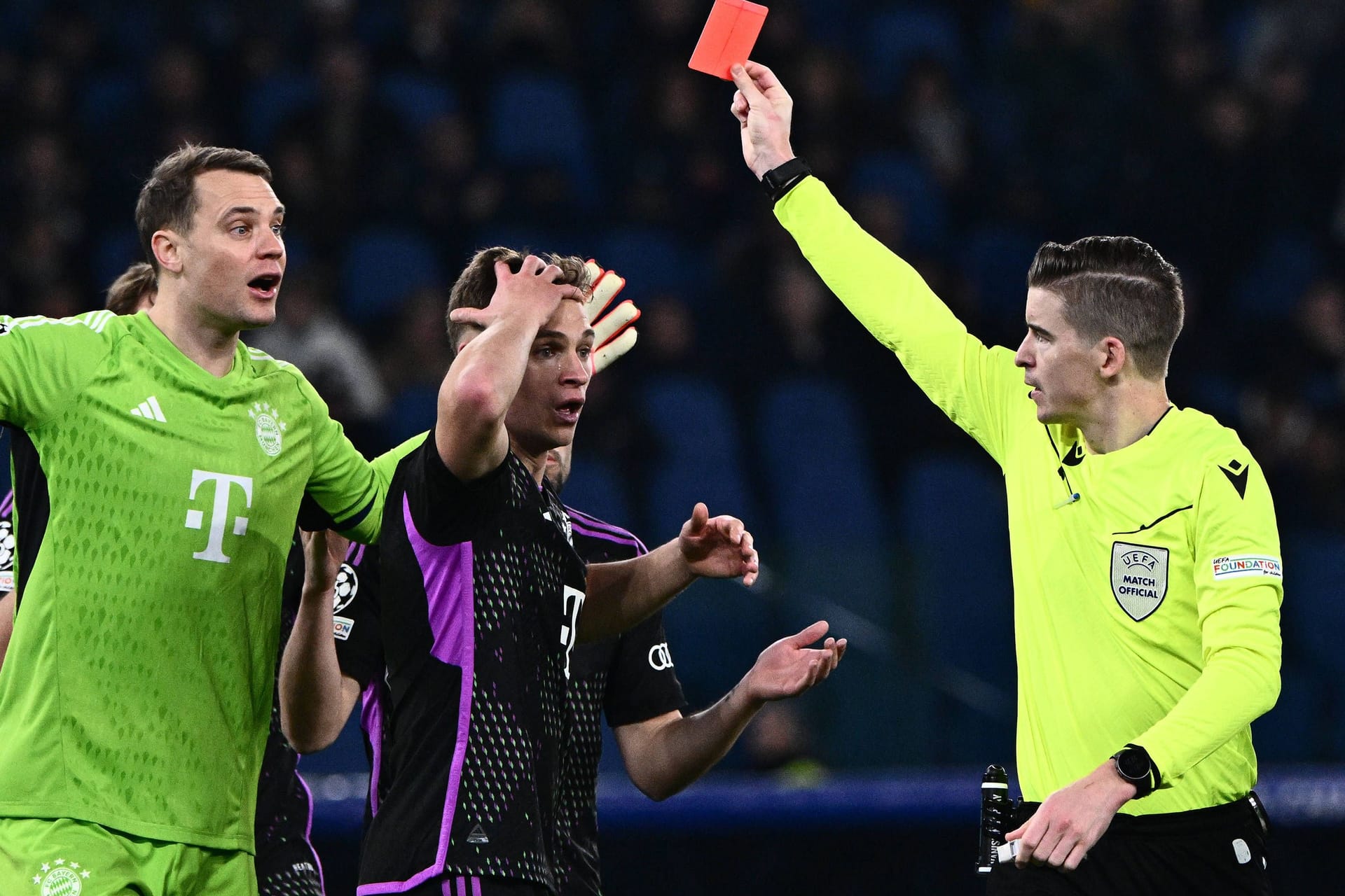 Champions League: Schiedsrichter Francois Letexierin zeigt dem FC Bayern die Rote Karte.