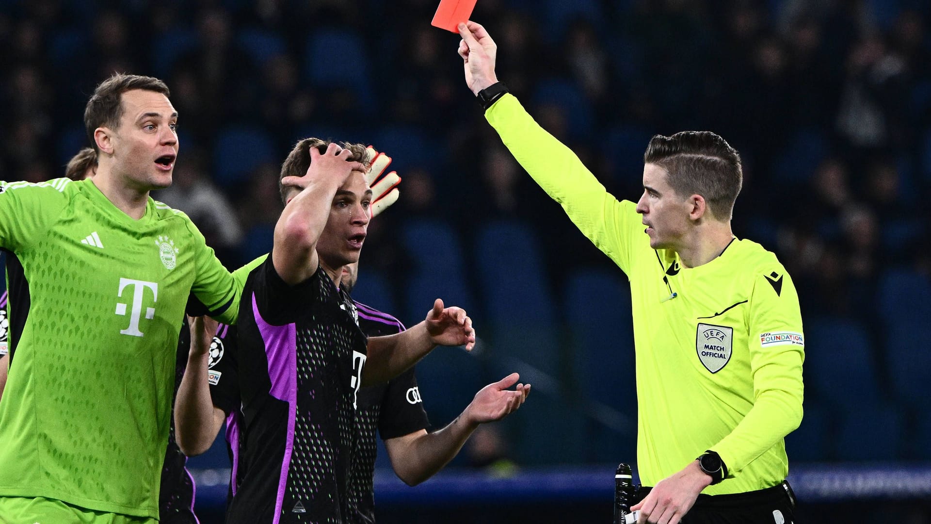 Champions League: Schiedsrichter Francois Letexierin zeigt dem FC Bayern die Rote Karte.