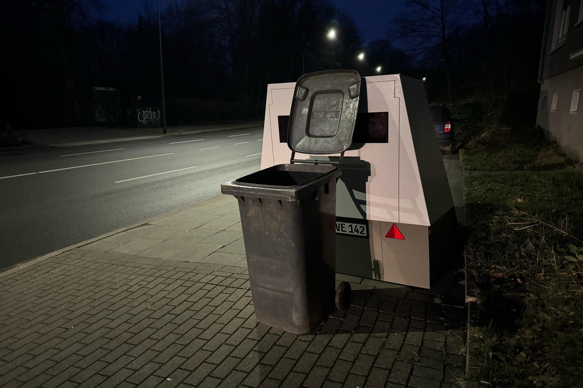 Eine Mülltonne versperrt die neu installierte Blitzeranlage so, dass sie ihre Aufgabe nicht mehr erfüllen kann.