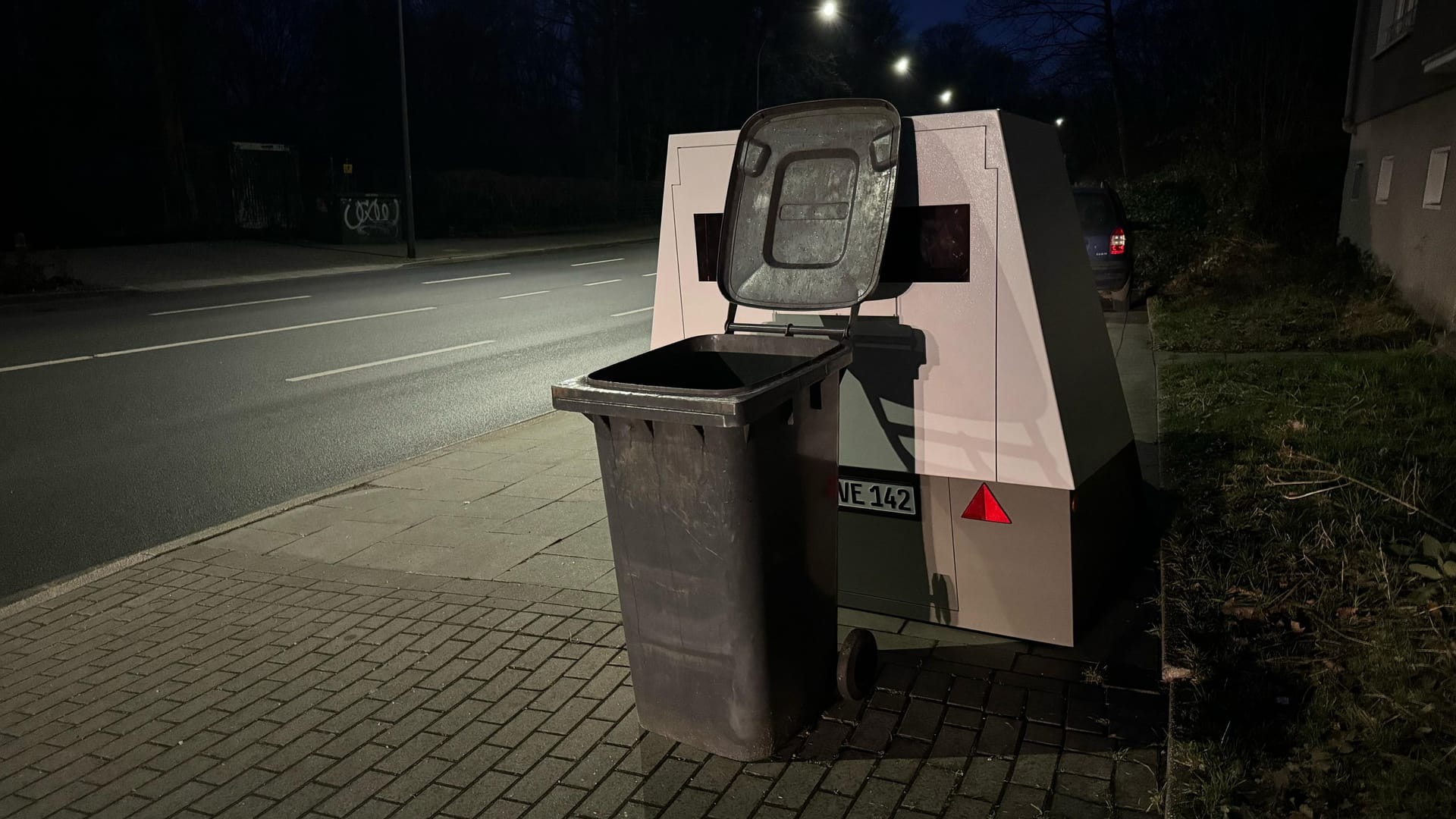 Eine Mülltonne versperrt die neu installierte Blitzeranlage so, dass sie ihre Aufgabe nicht mehr erfüllen kann.