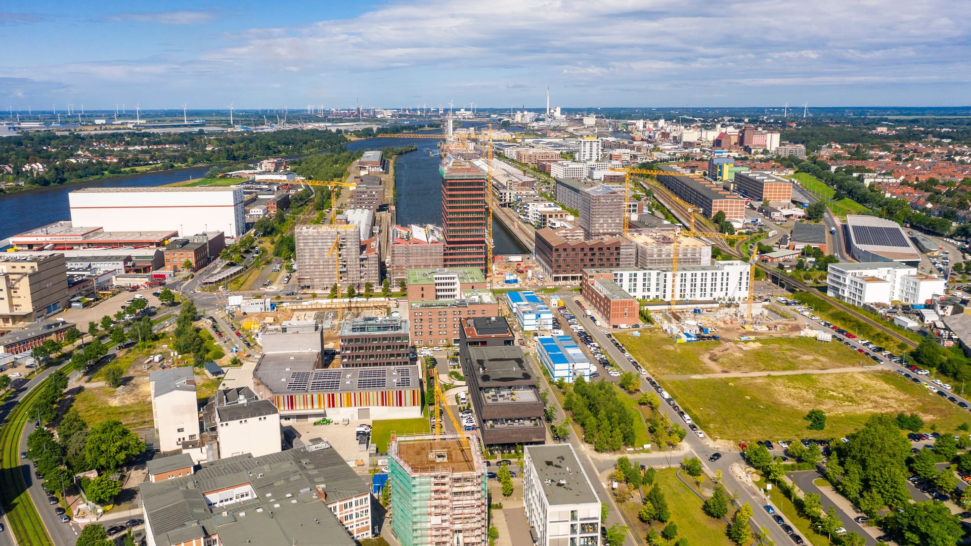 Die Überseestadt aus der Luft: Drei neue Gastrobetriebe ziehen in die ehemalige Reishalle.