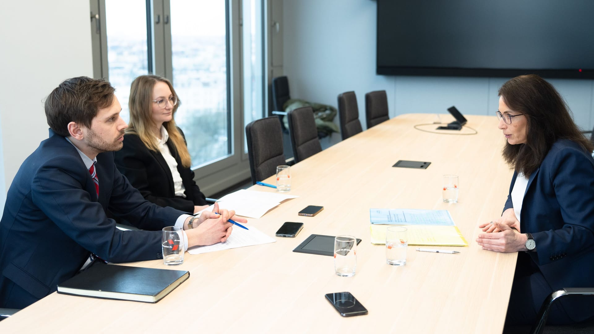 DGB-Vorsitzende Fahimi (r.) im Gespräch mit den t-online-Reportern Florian Schmidt und Laura Mielke.