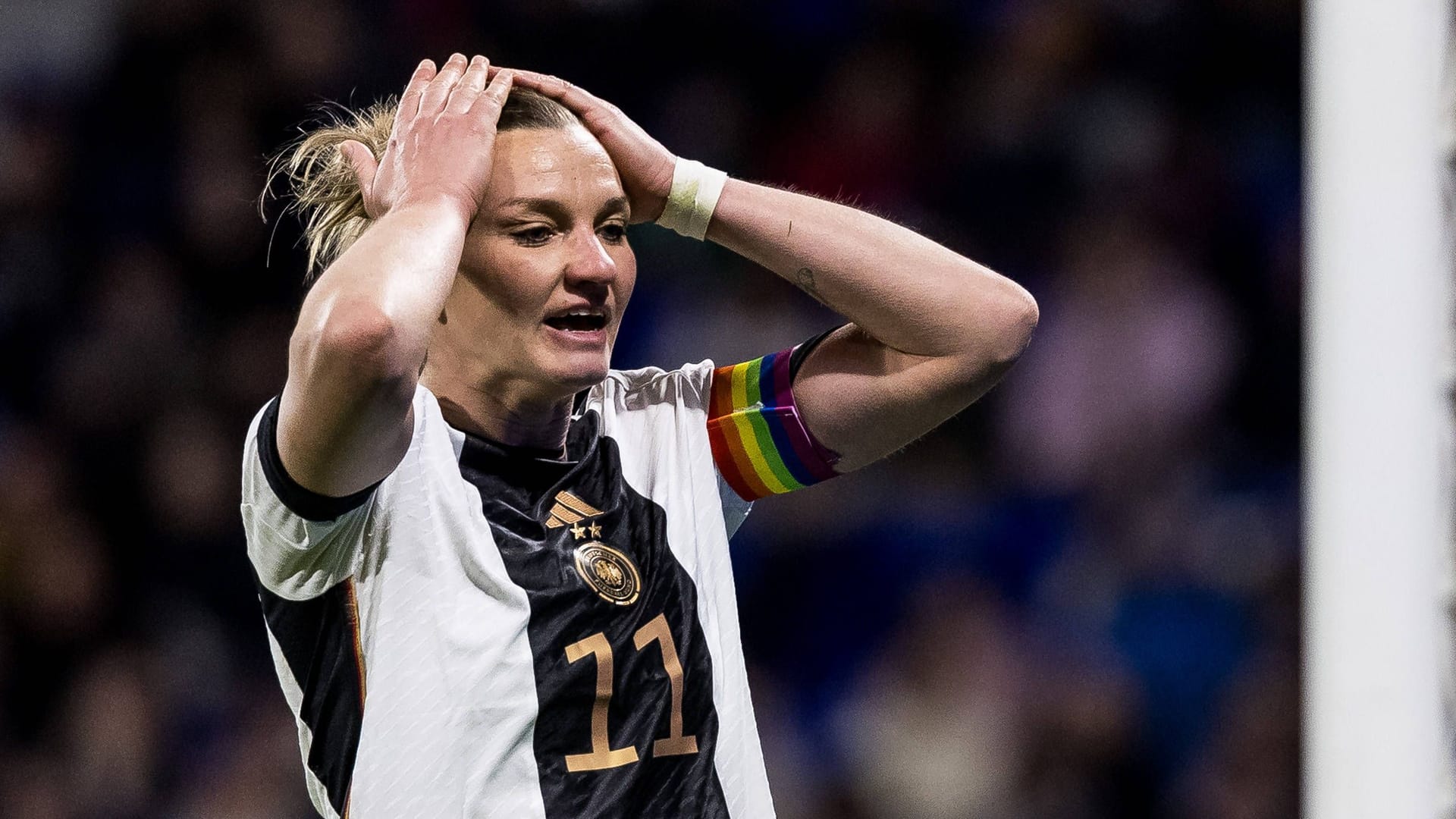 Alexandra Popp enttäuscht: Gegen Frankreich setzte es für die DFB-Frauen eine knappe Niederlage.