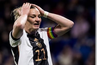 Alexandra Popp enttäuscht: Gegen Frankreich setzte es für die DFB-Frauen eine knappe Niederlage.