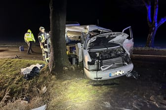 Unfall im Kreis Stade: Ein junger Autofahrer ist auf der K26 bei Harsefeld gegen einen Baum gekracht.