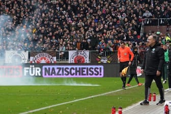 St. Pauli gegen Greuther Fürth: Ein Böller explodierte auf dem Spielfeld.
