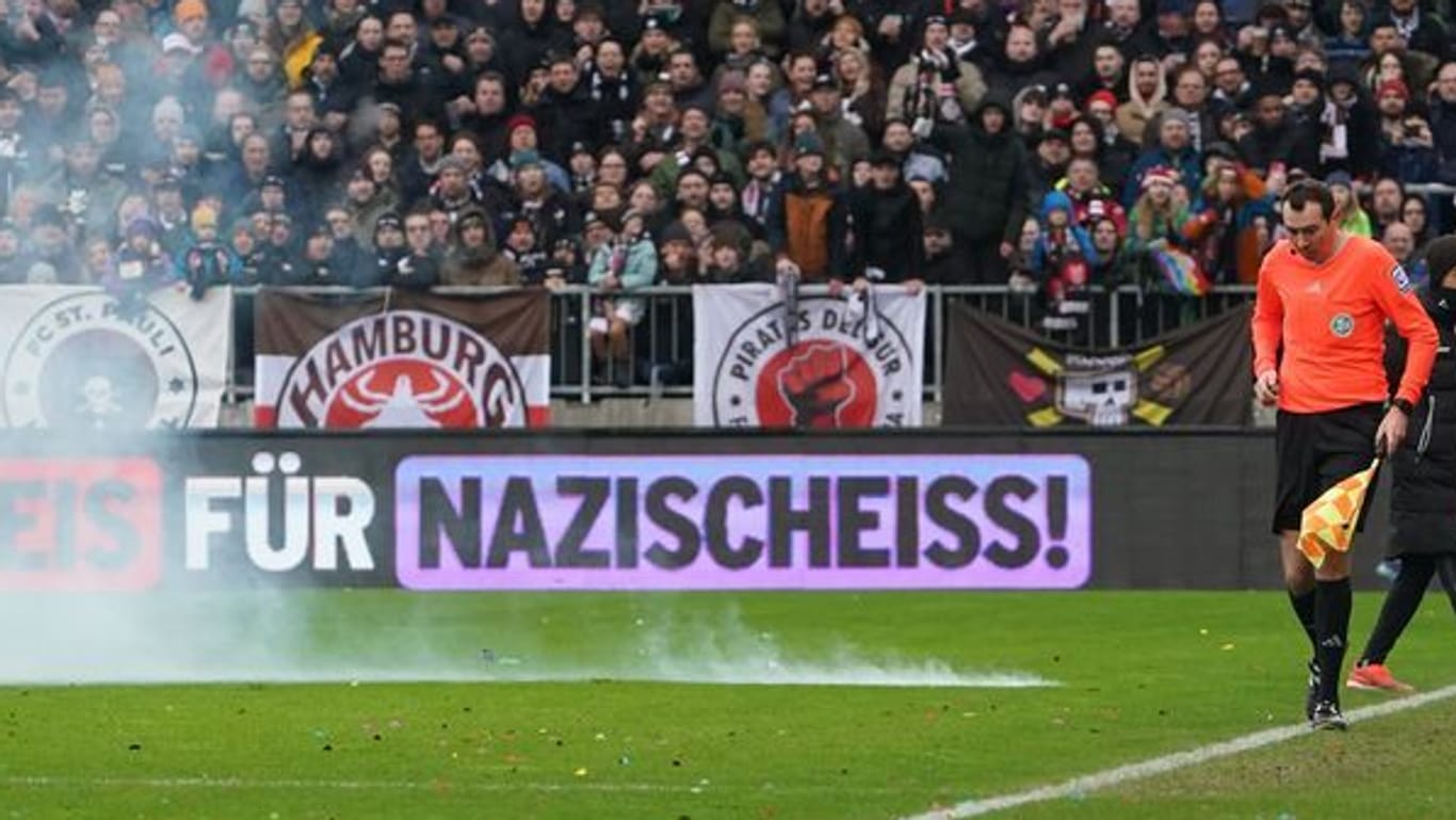 St. Pauli gegen Greuther Fürth: Ein Böller explodierte auf dem Spielfeld.